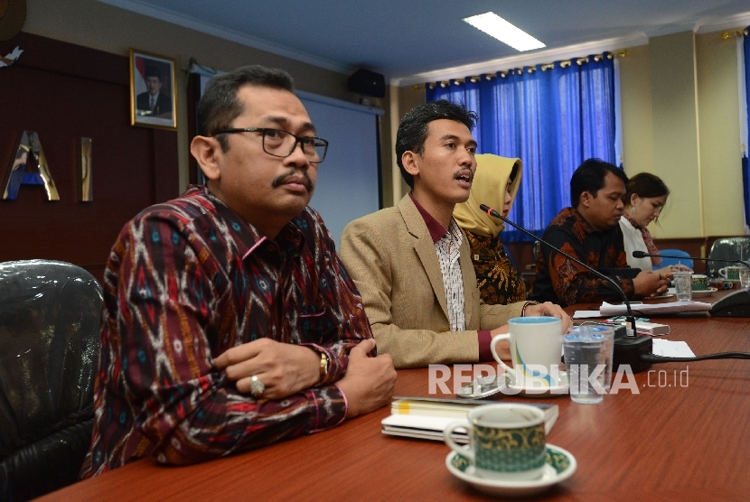  Ketua Komisi Perlindungan Anak Indonesia (KPAI) Asorun Ni’am Sholeh (kedua kiri) memberikan penjelasan kepada Perwakilan orang tua korban yang diduga vaksin palsu saat melakukan pertemuan di Kantor KPAI, Jakarta, Kamis (21/7). (Republika/ Raisan Al Farisi