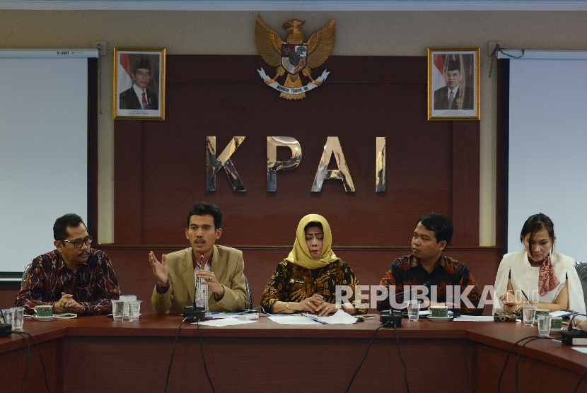 Ketua Komisi Perlindungan Anak Indonesia (KPAI) Asorun Ni’am Sholeh (kedua kiri) memberikan penjelasan kepada Perwakilan orang tua korban yang diduga vaksin palsu saat melakukan pertemuan di Kantor KPAI, Jakarta, Kamis (21/7). (Republika/ Raisan Al Farisi)