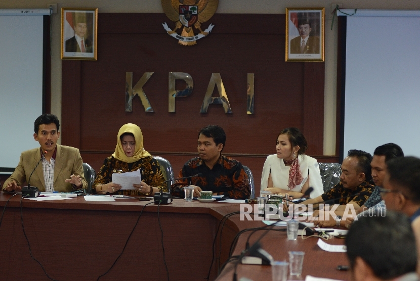 Ketua Komisi Perlindungan Anak Indonesia (KPAI) Asorun Ni’am Sholeh (kiri) memberikan penjelasan kepada Perwakilan orang tua korban yang diduga vaksin palsu saat melakukan pertemuan di Kantor KPAI, Jakarta, Kamis (21/7).  (Republika/ Raisan Al Farisi)