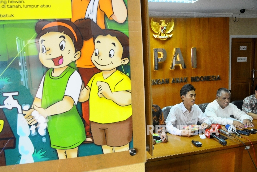 Ketua Komisi Perlindungan Anak Indonesia (KPAI) Asrorun Niam (kiri) bersama Direktur Operasi Penerbit Tiga Serangkai, Gatot Wahyudi (kanan) memberikan keterangan kepada wartawan seusai melakukan pertemuan dengan manageman penerbit Tiga Serangkai Grup (Tiga