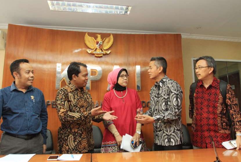 Ketua Komisi Perlindungan Anak Indonesia (KPAI), Susanto (kedua kiri) bersama Komisioner Komisi Perlindungan Anak Indonesia (KPAI), Jasra Putra (kiri), Sitti Hikmawatty (tengah), Komisioner KPU Wahyu Setiawan (kedua kanan) dan Koordinator Nasional TePI Indonesia Jerry Sumampow (kanan) berbincang sebelum menyampaikan keterangan pers di Kantor KPAI, Jakarta, Rabu (8/8).