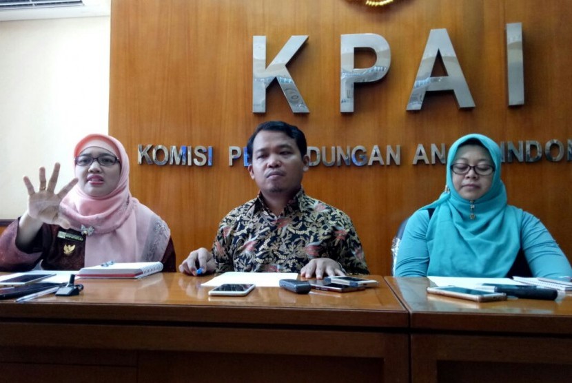Ketua Komisi Perlindungan Anak Indonesia (KPAI) Susanto (tengah) memberikan keterangan pers terkaut pornografi anak di kantornya, Jalan Teuku Umar, Jakarta Pusat, Jumat (22/9).