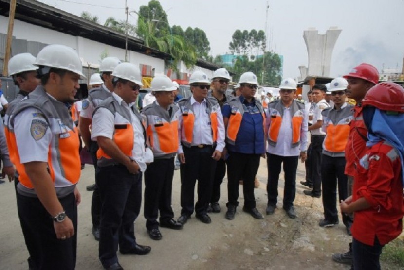 Ketua Komisi V DPR RI Fary Djemy Francis meninjau Proyek Jalur Rel Layang Ganda Kereta Api di Medan.