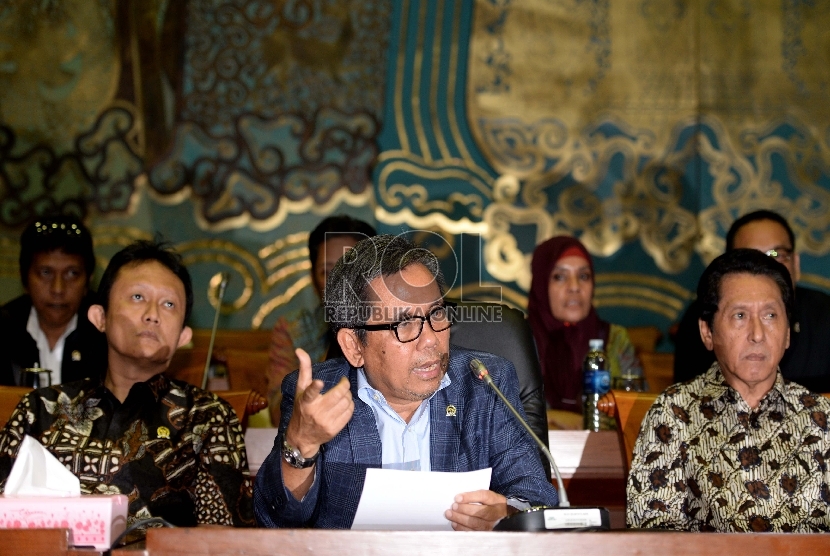 Ketua Komisi VII DPR RI, Kardaya Warnika (tengan) bersama anggota Komisi VII memberikan keterangan kepada sejumlah wartawan di Komisi VII, Komplek Parlemen Senayan, Jakarta, Selasa (27/10). (Republika/Wihdan)