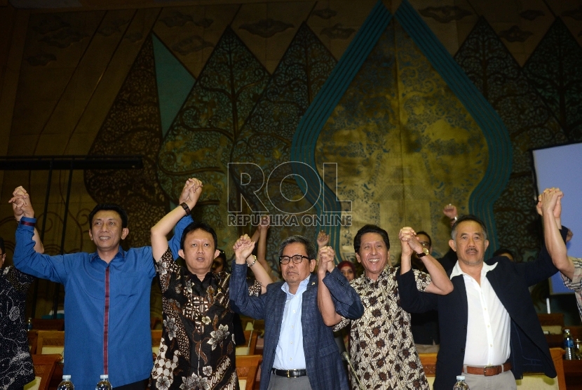 Ketua Komisi VII DPR RI, Kardaya Warnika (tengan) bersama anggota Komisi VII memberikan keterangan kepada sejumlah wartawan di Komisi VII, Komplek Parlemen Senayan, Jakarta, Selasa (27/10). (Republika/Wihdan)