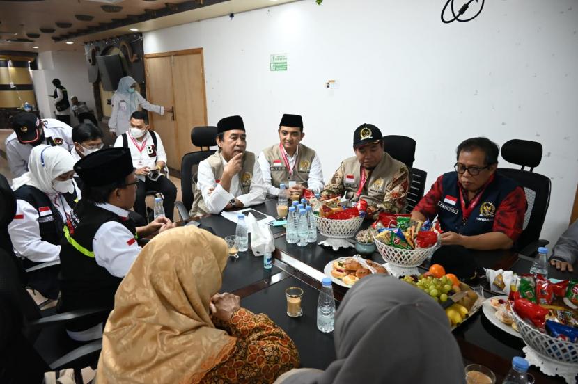 Ketua Komisi VIII DPR Ashabul Kahfi memantau kesiapan tim pengawas haji Indonesia menjelang puncak haji.