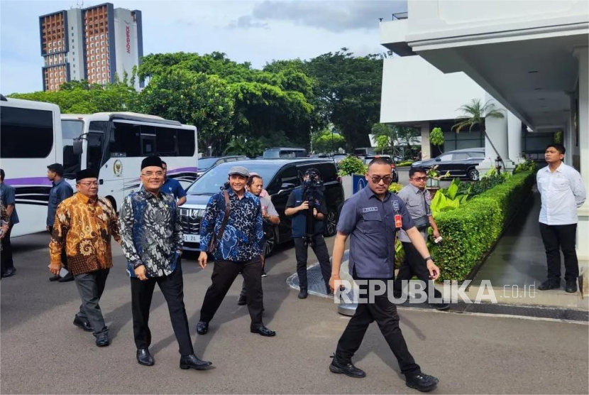 Ketua Komisi VIII DPR Marwan Dasopang didampingi Ketua Panja Haji Abdul Wachid dan Wakil Ketua Panja Haji Abidin Fikri tiba di Istana Kepresidenan Jakarta, Selasa (7/1/2025).