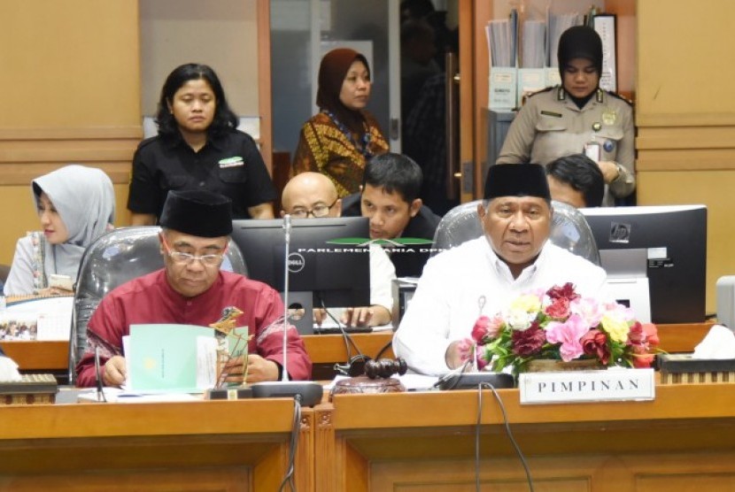 Ketua Komisi VIII DPR RI Ali Taher Parasong saat membacakan kesimpulan Rapat Kerja dengan Kementerian Agama dan Badan Pengelola Keuangan Haji (BPKH) di Gedung DPR RI, Senayan, Jakarta, Kamis (24/5). 