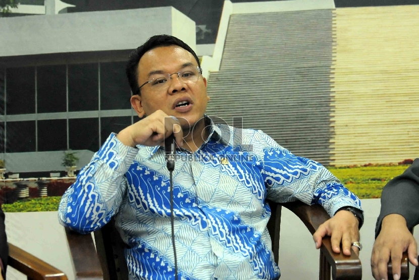 Ketua Komisi VIII DPR Saleh Partaonan Daulay memberikan pernyataan kepada wartawan seputar penurunan Biaya Pemberangkatan Ibadah Haji (BPIH) tahun 2015 di DPR, Jakarta, Rabu (22/4).(Republika/Agung Supriyanto)