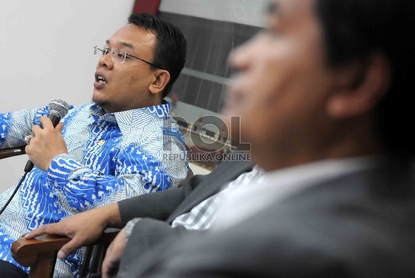 Ketua Komisi VIII DPR Saleh Partaonan Daulay memberikan pernyataan kepada wartawan seputar penurunan Biaya Pemberangkatan Ibadah Haji (BPIH) tahun 2015 di DPR, Jakarta, Rabu (22/4). (Republika/Agung Supriyanto)