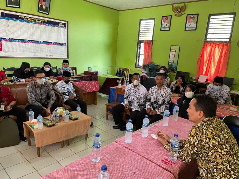 Ketua Komisi X DPR RI Syaiful Huda meminta maaf kepada guru saat berkunjung ke Sekolah Dasar Negeri (SDN) Margasari 3 Kecamatan Karawang Timur, Kabupaten Karawang. 
