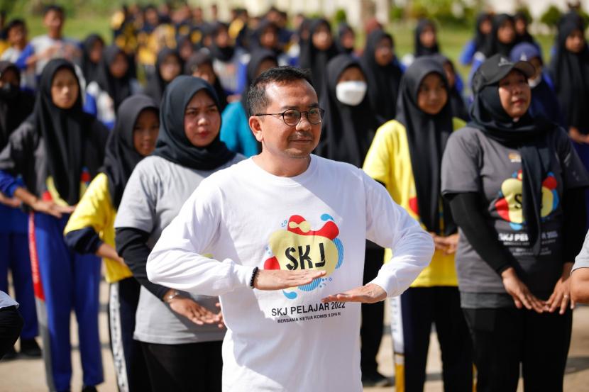 Ketua Komisi X DPR RI Syaiful Huda saat melakukan senam kesegaran jasmani (SKJ) bersama ratusan pelajar di SMKN 1 Tirtamulya, Karawang, Jawa Barat, Jumat (9/12/2022). Kebiasaan olahraga harus dilatih sedini mungkin agar menjadi gaya hidup sekaligus kebutuhan bagi seseorang. 