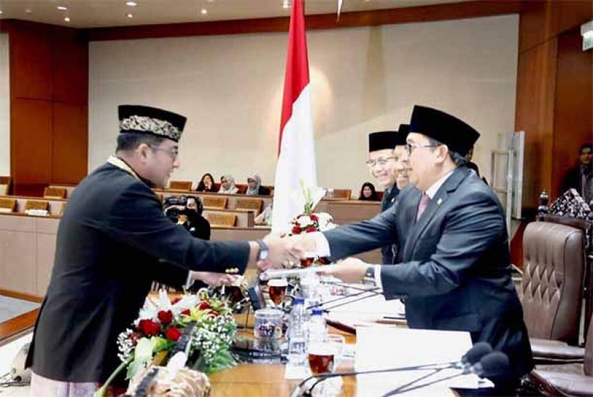 Ketua Komisi X DPR RI Teuku Riefky Harsya berjabat tangan dengan Wakil Ketua DPR Fadli Zon 