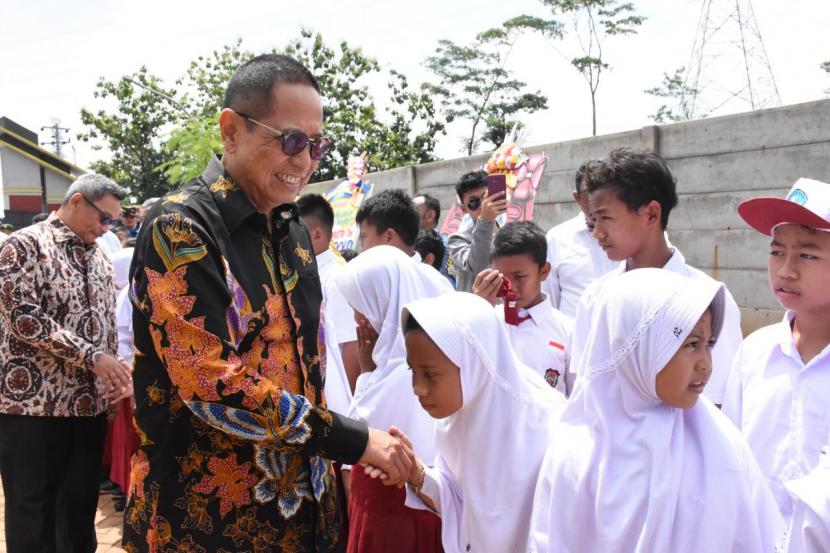 Ketua Komisi XI DPR Dito Ganinduto (Baju Batik).