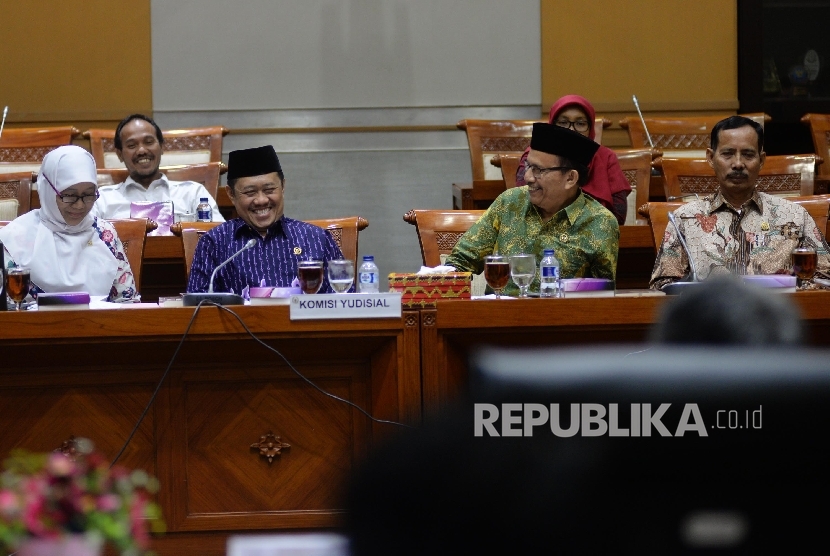 Ketua Komisi Yudisial (KY) Aidul Fitriciada Azhari (kedua kiri), didampingi komisioner KY saat mengikuti Rapat Dengar Pendapat (RDP) dengan Komisi III DPR di Kompleks Parlemen, Senayan, Jakarta, Selasa (29/8).