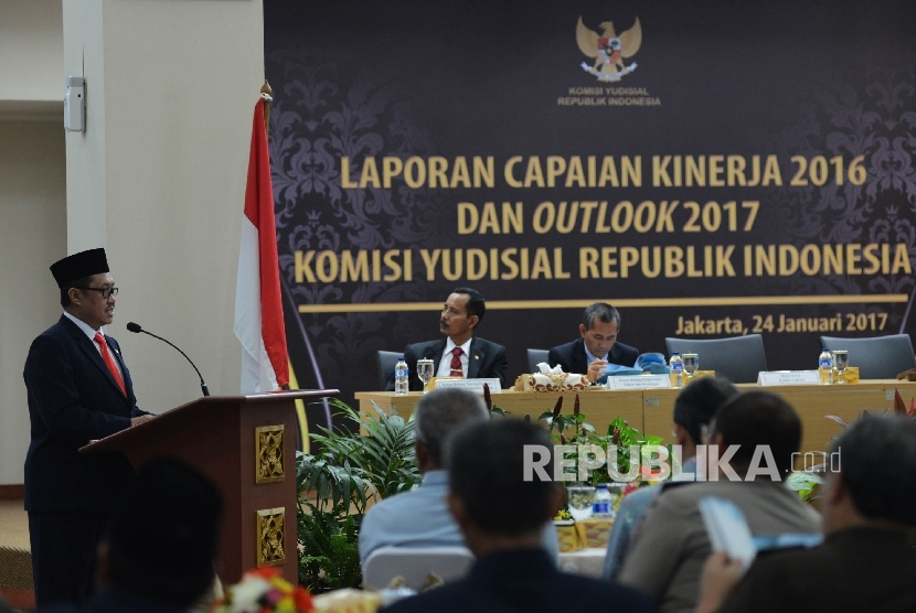 Ketua Komisi Yudisial (KY) Aidul Fitriciada Azhari (kiri) memberikan pemaparan mengenai kinerja KY pada Tahun 2016 di Auditorium KY, Jakarta, Selasa (24/1). 