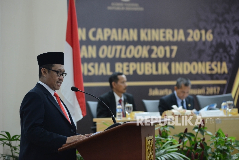 Ketua Komisi Yudisial (KY) Aidul Fitriciada Azhari (kiri) memberikan pemaparan mengenai kinerja KY pada Tahun 2016 di Auditorium KY, Jakarta, Selasa (24/1). 