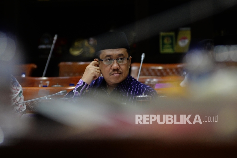 Ketua Komisi Yudisial (KY) Aidul Fitriciada Azhari (kedua kiri), didampingi komisioner KY saat mengikuti Rapat Dengar Pendapat (RDP) dengan Komisi III DPR di Kompleks Parlemen, Senayan, Jakarta, Selasa (29/8).