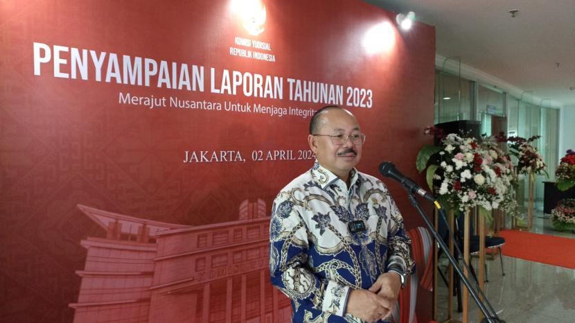 Ketua Komisi Yudisial (KY) Amzulian Rifai dalam sesi doorstop setelah menyampaikan Laporan Tahunan KY Tahun 2023 pada Selasa (2/4/2024) di Auditorium KY, Jakarta.