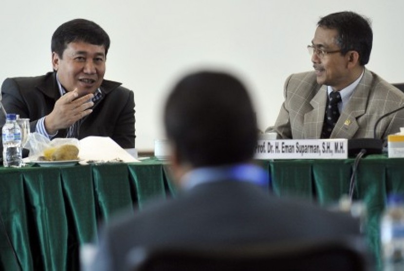 Ketua Komisi Yudisial (KY) Erman Suparman (kanan) dan Komisioner KY Taufiqurrahman (kiri) saat mengajukan pertanyaan dalam seleksi calon hakim agung di Jakarta, Senin (23/4).