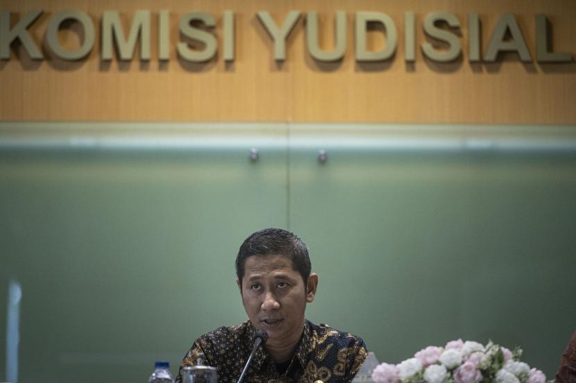 Ketua Komisi Yudisial (KY) Mukti Fajar Nur Dewata menyampaikan keterangan pers.