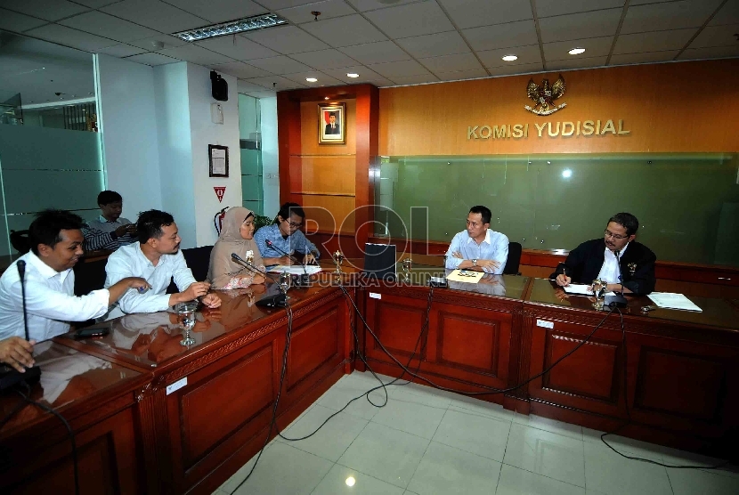 Ketua Komisi Yudisial (KY) Suparman Marzuki (kanan) menerima aduan dari Anggota Koalisi Masyarakat Sipil saat pelaporan dugaan pelanggaran kode etik hakim saat mengadukan Hakim Sarpin Rizaldi ke Komisi Yudisial (KY), Selasa (17/2). 