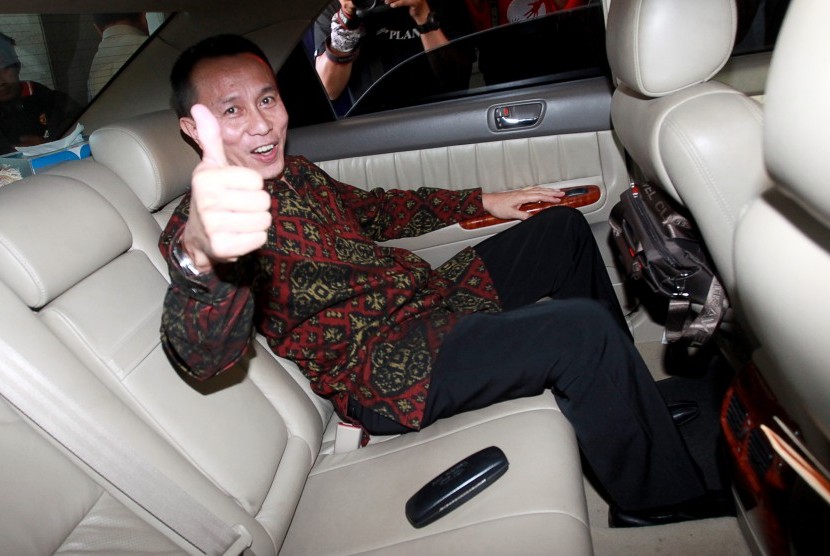  Ketua Komisi Yudisial (KY) Suparman Marzuki memasuki kendaraannya usai menjalani pemeriksaan di Bareskrim Mabes Polri, Jakarta, Senin (27/7). 