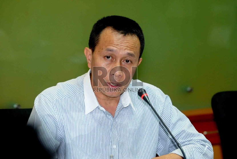 Ketua Komisi Yudisial (KY) Suparman Marzuki menerima aduan dari Anggota Koalisi Masyarakat Sipil saat pelaporan dugaan pelanggaran kode etik hakim saat mengadukan Hakim Sarpin Rizaldi ke Komisi Yudisial (KY), Selasa (17/2).