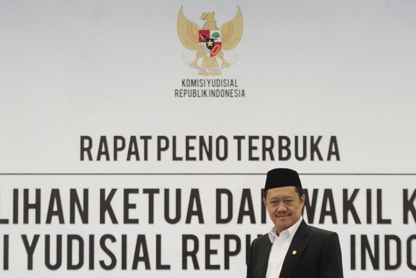 Ketua Komisi Yudisial (KY) terpilih Aidul Fitriciada Azhari berpose usai mengikuti rapat pleno terbuka pemilihan ketua KY di Gedung Komisi Yudisial, Jakarta, Jumat (26/2).
