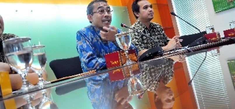 Ketua Komisi Yudisial (KY), Eman Suparman (kiri) bersama Juru Bicara KY Asep Rahmat Fajar (kanan)