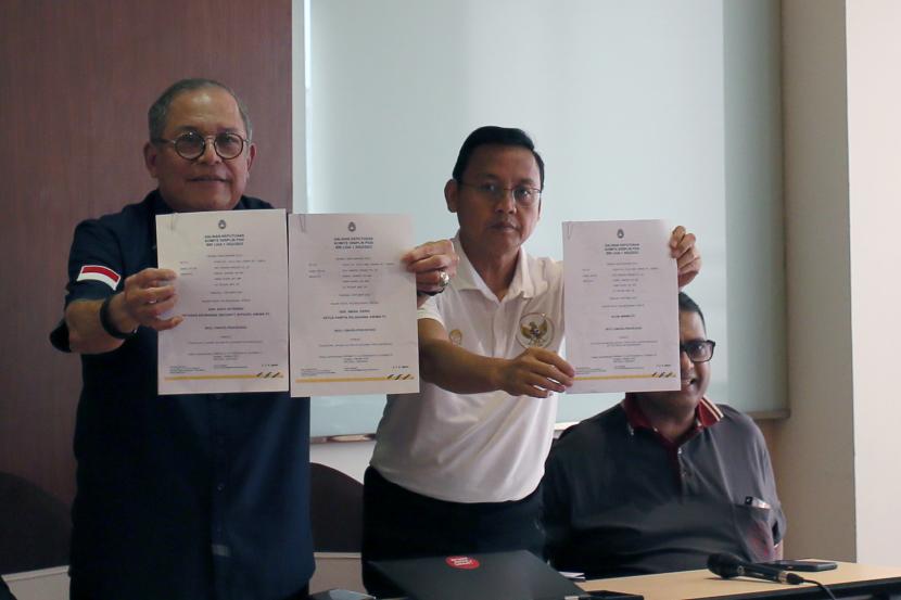 Ketua Komite Disiplin (Komdis) PSSI Erwin Tobing (kiri) menunjukkan surat keputusan Komdis PSSI.
