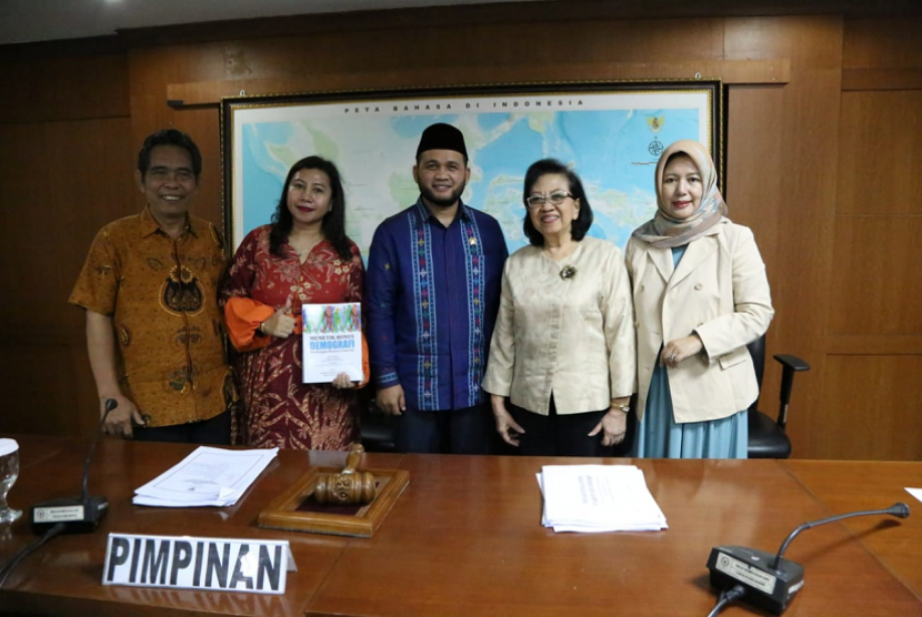 Ketua Komite III DPD RI Dedi Iskandar Batubara saat RDPU membahas ‘Permasalahan Kesejahteraan Lanjut Usia’ di Gedung DPD RI, Jakarta, Selasa (9/10).