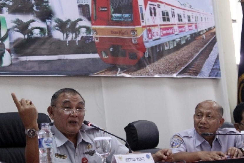 Ketua Komite Nasional Keselamatan Transportasi (KNKT) Tatang Kurniadi (kiri).