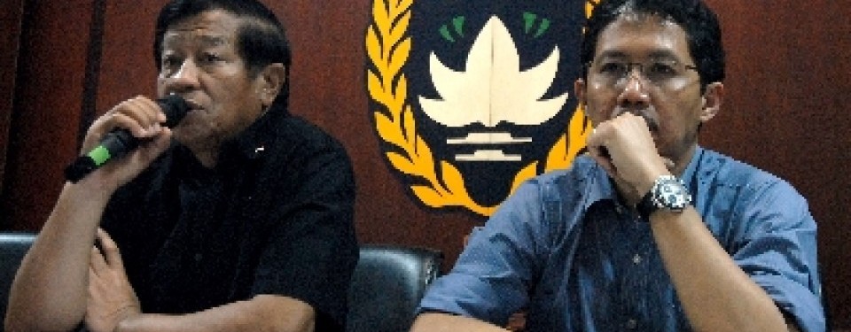 Ketua Komite Normalisasi PSSI Agum Gumelar (kiri) didampingi pejabat sekjen PSSI, Joko Driyono.