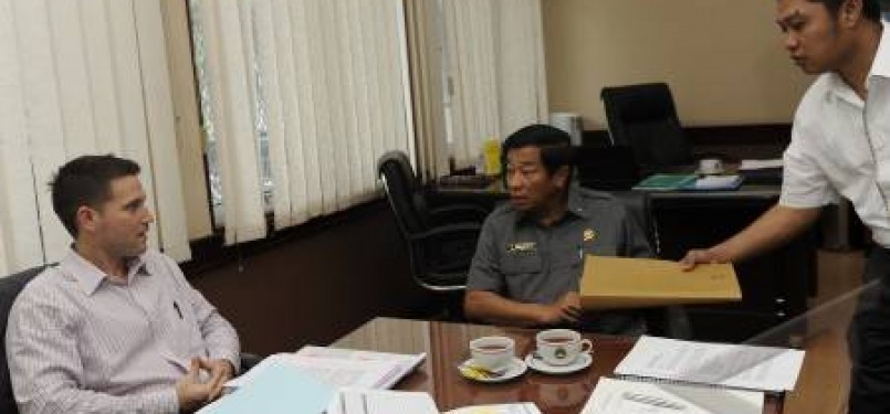 Ketua Komite Normalisasi PSSI, Agum Gumelar, menerima perwakilan Asian Football Confederation (AFC), James Johnson (kiri), guna membahas persiapan Kongres PSSI.