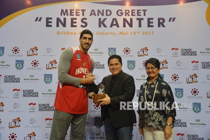 Ketua Komite Olahraga Indonesia Erick Tohir (kedua kanan) memberikan cindera mata kepada Pebasket penyerang tengah dari club OKC Thunder Enes Kanter (kiri) saat acara meet and greet di Britama Arena, Jakarta, Kamis (18/5). 