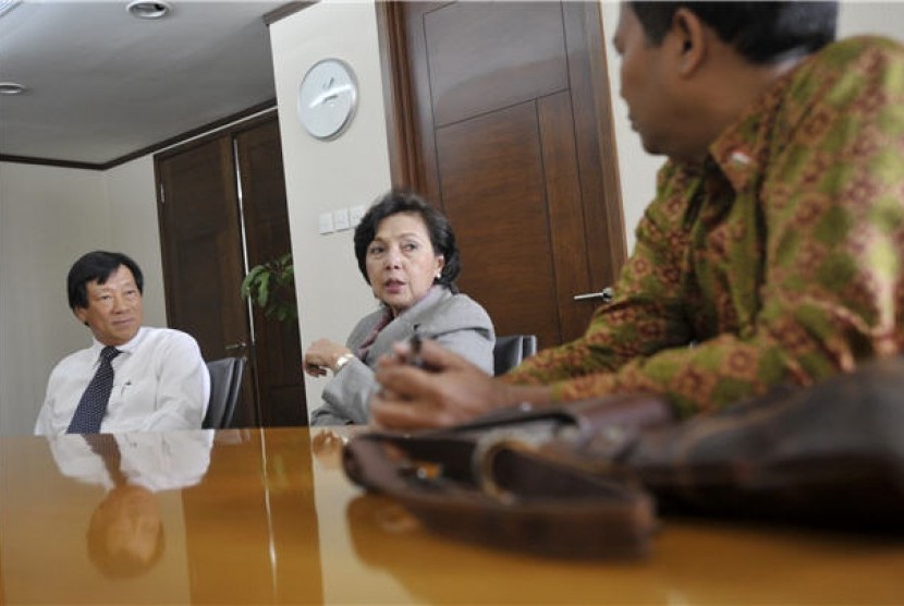 Ketua Komite Olimpiade Indonesia (KOI), Rita Subowo (tengah), melakukan pertemuan dengan Kepala PB Tangkas Specs, Justian Suhandinata (kiri), di Jakarta, Senin (21/1). 