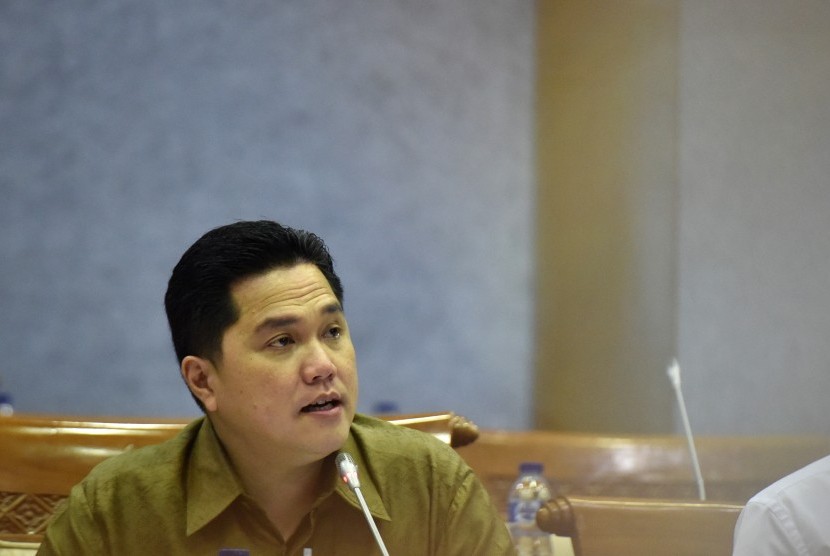 Ketua Komite Olimpiade Indonesia (KOI) yang juga Ketua Indonesia Asian Games Organizing Committee (INASGOC) Erick Thohir mengikuti rapat dengar pendapat dengan Komisi X DPR di Kompleks Parlemen Senayan, Jakarta, Senin (27/3). 