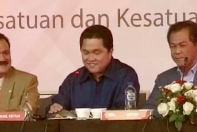 Ketua Komite Olimpiade (KOI) terpilih Erick Thohir (tengah)