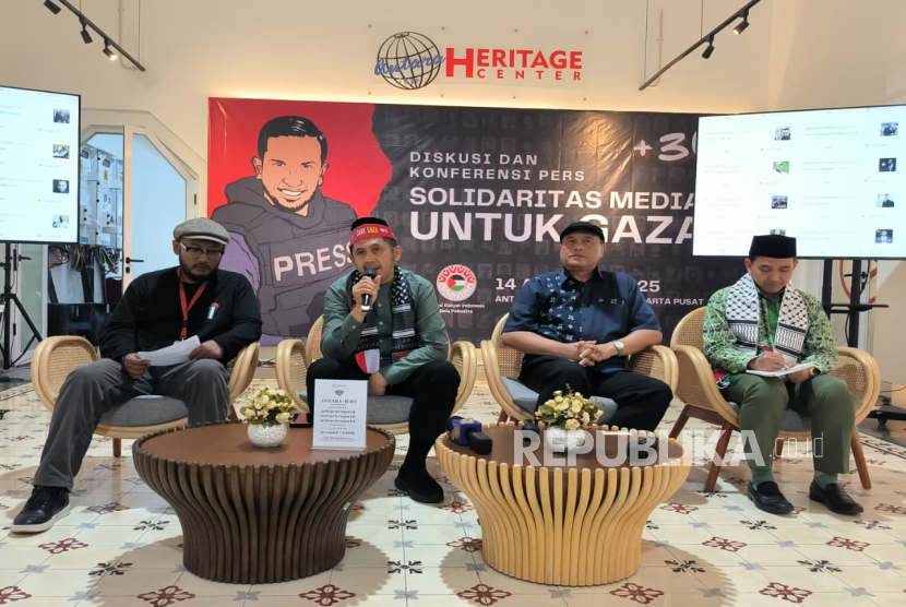 Ketua Komite Pelaksana Aliansi Rakyat Indonesia-Bela Palestina (ARI-BP), Ustaz Zaitun Rasmin (kedua dari kiri) pada Diskusi dan Konferensi Pers yang digelar Komite Pengarah Aliansi Rakyat Indonesia Bela Palestina (ARI-BP), Kamis (13/8/2025)