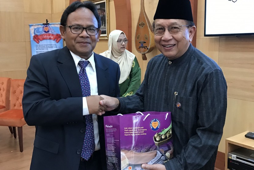 Ketua Komite Pembangunan Universitas Islam Internasional Indonesia (UIII) Komaruddin Hidayat (kiri) berjabat tangan dengan Presiden Universitas Islam Antar Bangsa Malaysia (UIIM) Tan Sri Rais Yatim (kanan) di Kampus Universitas Islam Antar Bangsa Malaysia,
