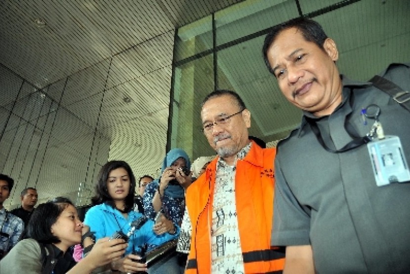 Ketua Komite Pembangunan Wisma Atlet Rizal Abdullah menggunakan baju tahanan usai menjalani pemeriksaan di Gedung KPK, Jakarta, Jumat (8/5).