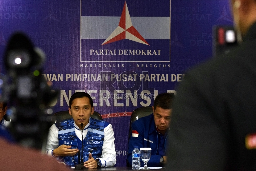 Ketua Komite Pemenangan Pemilu Edhie Baskoro Yudhoyono (Ibas) (kiri) bersama Sekjen Partai Demokrat Hinca Pandjaitan (kanan) memberikan keterangan pers terkait pilkada serentak di kantor DPP Partai Demokrat, Jakarta, Rabu (9/12). 