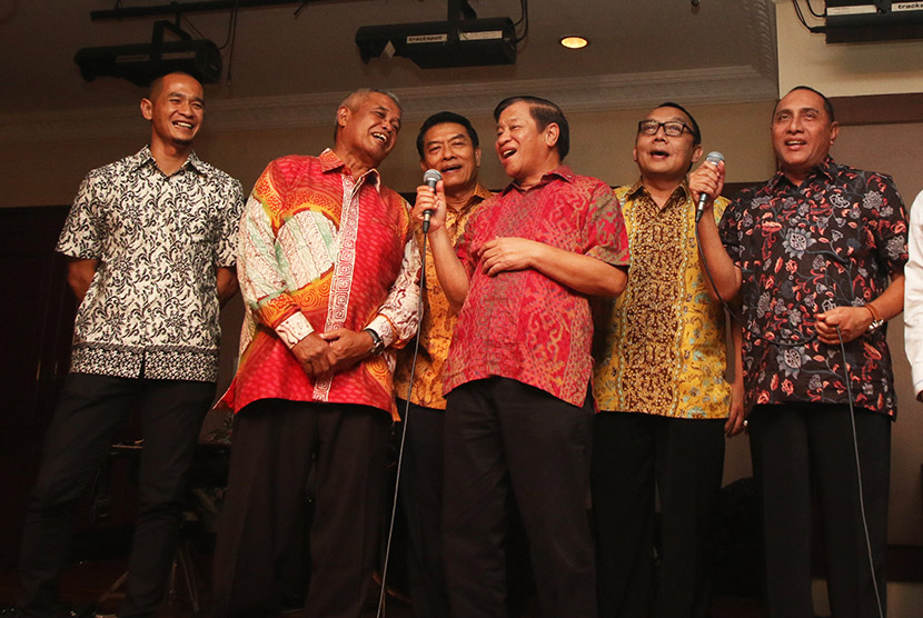 Ketua Komite Pemilihan (KP) PSSI Agum Gumelar (ketiga kanan) bernyanyi bersama para calon ketua umum PSSI; Kurniawan Dwi Yulianto (kiri), Djohar Arifin Husin (kedua kiri), Jenderal (Purn) Moeldoko (ketiga kiri), Tonny Apriliani (kedua kanan), dan Letnan Jenderal Edy Rahmayadi seusai debat calon ketua umum PSSI, di Jakarta, belum lama ini. Kongres besok akan memilih ketua umum baru PSSI.