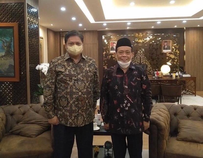 Ketua Komite Penanganan Covid-19 dan Pemulihan Ekonomi Nasional (KPCPEN) Airlangga Hartarto (kiri) saat menemui Ketua Panitia Penyelenggara Muktamar ke-34 Nahdlatul Ulama (NU) Kiai Imam Azis (kanan) di Kantor Kemenko Perekonomian, Jakarta, Selasa (14/12).