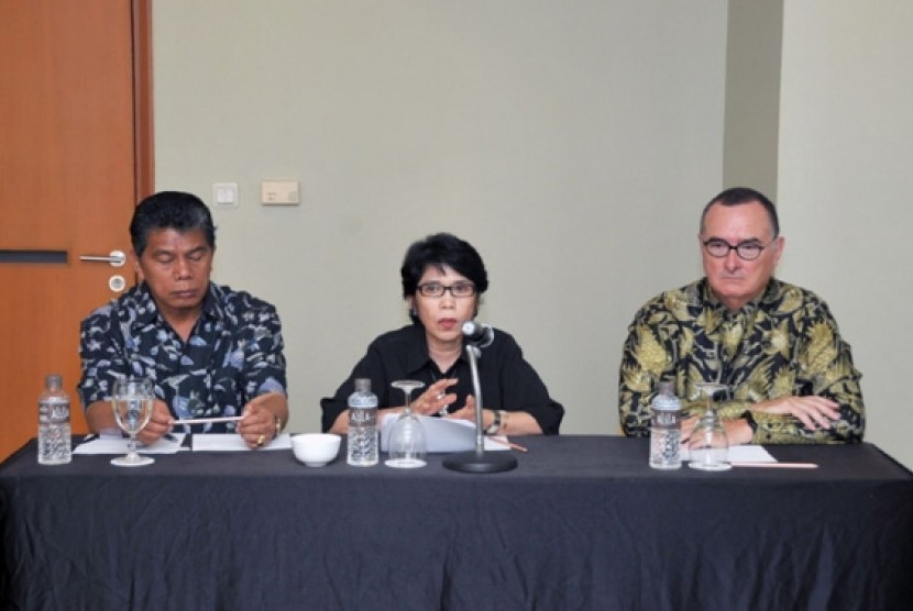 Ketua Komite Pengamanan Perdagangan Indonesia (KPPI) Ernawati (tengah)