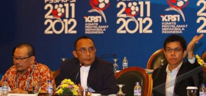 Ketua Komite Penyelamat Sepakbola Indonesia (KPSI), Tonny Apriliani (Tengah), memimpin Kongres PSSI-KPSI di Jakarta pada Ahad (5/2). 