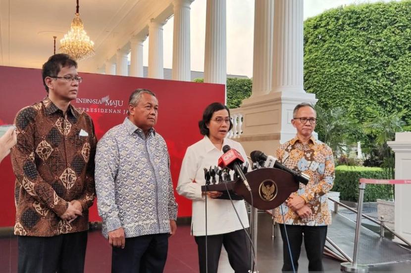 Chairman of the Financial System Stability Committee (KSSK) who is also Finance Minister Sri Mulyani gave a press statement at the Presidential Palace in Jakarta on Monday (23/10/2023).