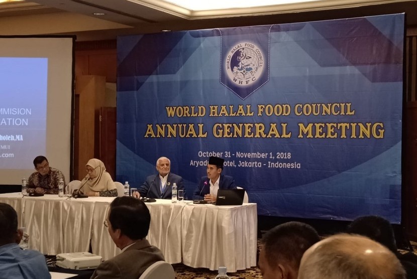 Ketua Komite Syariah World Halal Food Council (WHFC) Asrorun Niam Sholeh memaparkan tentang fatwa-fatwa kontemporer yang dihasilkan selama 2018 di hadapan peserta Annual General Meeting WHFC di Jakarta, Rabu (31/10).