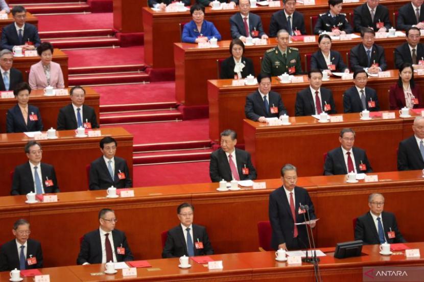Ketua Komite Tetap Kongres Rakyat Nasional China (NPC) Zhao Leji (berdiri) dalam penutupan sidang parlemen 